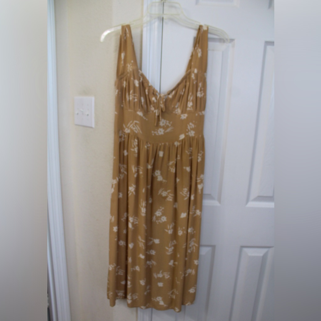 Amuse Society Size M Tan And White Sleeveless Floral Midi Dress